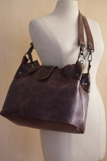 donker bruine lederen tas